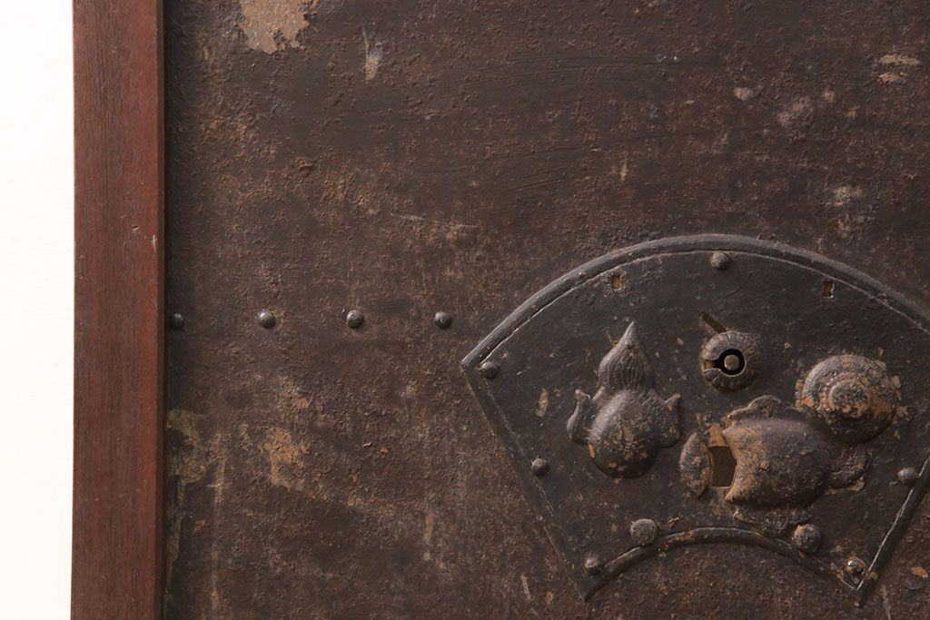 アンティーク建具　総ケヤキ材　経年により渋さを増した佇まいが魅力的な蔵戸(玄関戸、玄関ドア、引き戸)(R-051939)