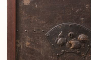 アンティーク建具　総ケヤキ材　経年により渋さを増した佇まいが魅力的な蔵戸(玄関戸、玄関ドア、引き戸)(R-051939)