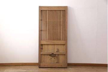 アンティーク建具　総ケヤキ材　経年により渋さを増した佇まいが魅力的な蔵戸(玄関戸、玄関ドア、引き戸)(R-051939)