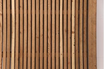 アンティーク建具　総ケヤキ材　経年により渋さを増した佇まいが魅力的な蔵戸(玄関戸、玄関ドア、引き戸)(R-051939)