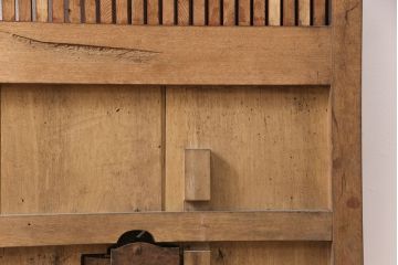 アンティーク建具　総ケヤキ材　経年により渋さを増した佇まいが魅力的な蔵戸(玄関戸、玄関ドア、引き戸)(R-051939)