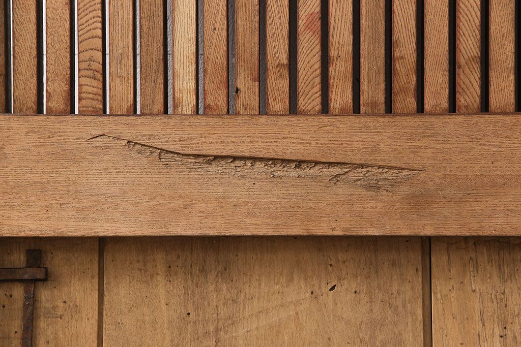 アンティーク建具　総ケヤキ材　経年により渋さを増した佇まいが魅力的な蔵戸(玄関戸、玄関ドア、引き戸)(R-051939)