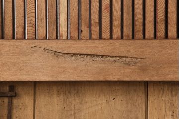 アンティーク建具　総ケヤキ材　経年により渋さを増した佇まいが魅力的な蔵戸(玄関戸、玄関ドア、引き戸)(R-051939)