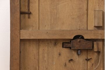 アンティーク建具　総ケヤキ材　経年により渋さを増した佇まいが魅力的な蔵戸(玄関戸、玄関ドア、引き戸)(R-051939)