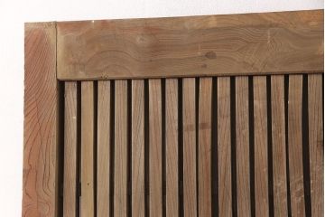 アンティーク建具　総欅(ケヤキ)材　整然と並ぶ格子がアクセントになる格子蔵戸(玄関戸、玄関ドア、引き戸)(R-051940)