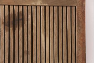 アンティーク建具　総欅(ケヤキ)材　整然と並ぶ格子がアクセントになる格子蔵戸(玄関戸、玄関ドア、引き戸)(R-051940)