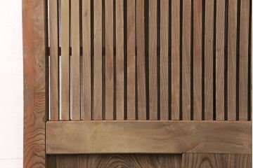 アンティーク建具　総欅(ケヤキ)材　整然と並ぶ格子がアクセントになる格子蔵戸(玄関戸、玄関ドア、引き戸)(R-051940)