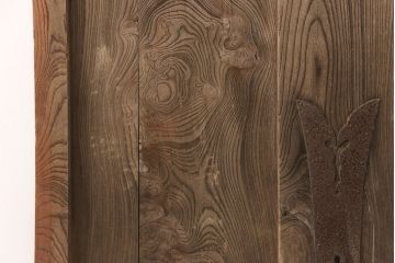 アンティーク建具　総欅(ケヤキ)材　整然と並ぶ格子がアクセントになる格子蔵戸(玄関戸、玄関ドア、引き戸)(R-051940)