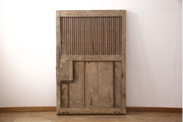 アンティーク建具　総欅(ケヤキ)材　整然と並ぶ格子がアクセントになる格子蔵戸(玄関戸、玄関ドア、引き戸)(R-051940)