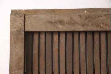 アンティーク建具　総欅(ケヤキ)材　整然と並ぶ格子がアクセントになる格子蔵戸(玄関戸、玄関ドア、引き戸)(R-051940)