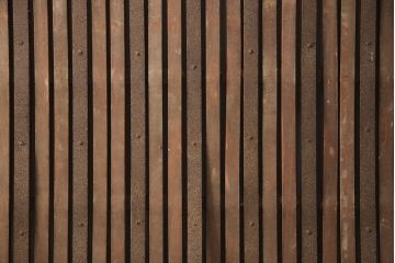 アンティーク建具　総欅(ケヤキ)材　整然と並ぶ格子がアクセントになる格子蔵戸(玄関戸、玄関ドア、引き戸)(R-051940)