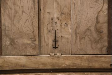 アンティーク建具　総欅(ケヤキ)材　整然と並ぶ格子がアクセントになる格子蔵戸(玄関戸、玄関ドア、引き戸)(R-051940)