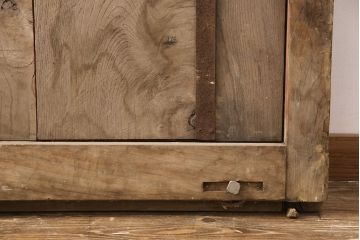 アンティーク建具　総欅(ケヤキ)材　整然と並ぶ格子がアクセントになる格子蔵戸(玄関戸、玄関ドア、引き戸)(R-051940)