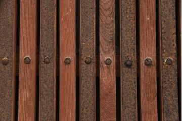 アンティーク建具　総ケヤキ材　金具がビッシリ!木肌と金具のコントラストがおしゃれな格子蔵戸(玄関戸、玄関ドア、引き戸)(R-051941)