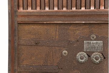 アンティーク建具　総ケヤキ材　金具がビッシリ!木肌と金具のコントラストがおしゃれな格子蔵戸(玄関戸、玄関ドア、引き戸)(R-051941)