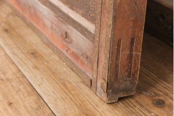 アンティーク建具　総ケヤキ材　金具がビッシリ!木肌と金具のコントラストがおしゃれな格子蔵戸(玄関戸、玄関ドア、引き戸)(R-051941)