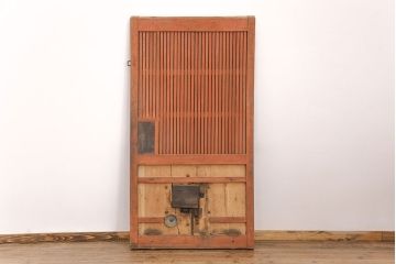 アンティーク建具　総ケヤキ材　金具がビッシリ!木肌と金具のコントラストがおしゃれな格子蔵戸(玄関戸、玄関ドア、引き戸)(R-051941)