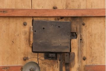 アンティーク建具　総ケヤキ材　金具がビッシリ!木肌と金具のコントラストがおしゃれな格子蔵戸(玄関戸、玄関ドア、引き戸)(R-051941)