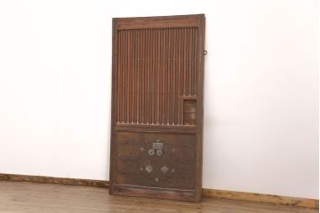 アンティーク建具　総ケヤキ材　金具がビッシリ!木肌と金具のコントラストがおしゃれな格子蔵戸(玄関戸、玄関ドア、引き戸)(R-051941)