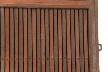 アンティーク建具　総ケヤキ材　金具がビッシリ!木肌と金具のコントラストがおしゃれな格子蔵戸(玄関戸、玄関ドア、引き戸)(R-051941)