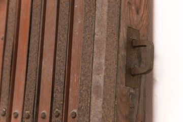 アンティーク建具　総ケヤキ材　金具がビッシリ!木肌と金具のコントラストがおしゃれな格子蔵戸(玄関戸、玄関ドア、引き戸)(R-051941)