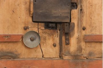 アンティーク建具　総ケヤキ材　金具がビッシリ!木肌と金具のコントラストがおしゃれな格子蔵戸(玄関戸、玄関ドア、引き戸)(R-051941)