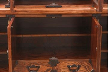 中古　岩谷堂箪笥　菊幸　美しい杢目が上質な雰囲気を醸し出す二段重ね和風キャビネット(定価約110万円)(食器棚、茶箪笥、収納棚、戸棚)(R-051963)
