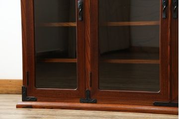 中古　伝統工芸　岩谷堂箪笥　金具の細やかなデザインが美しいサイドボード(ガラス戸棚、収納棚、キャビネット)(R-051964)
