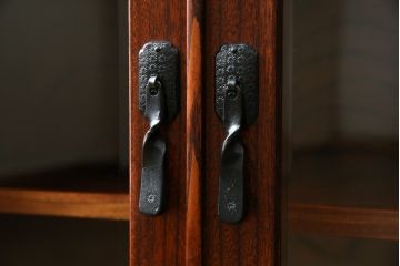 中古　伝統工芸　岩谷堂箪笥　金具の細やかなデザインが美しいサイドボード(ガラス戸棚、収納棚、キャビネット)(R-051964)