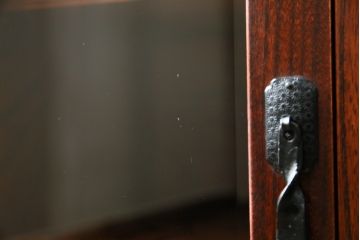 中古　伝統工芸　岩谷堂箪笥　金具の細やかなデザインが美しいサイドボード(ガラス戸棚、収納棚、キャビネット)(R-051964)