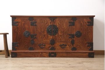 中古　伝統工芸　岩谷堂箪笥　菊幸作　ダイナミックな杢目が一際目を引く収納棚(戸棚、キャビネット、ローボード)(R-051965)