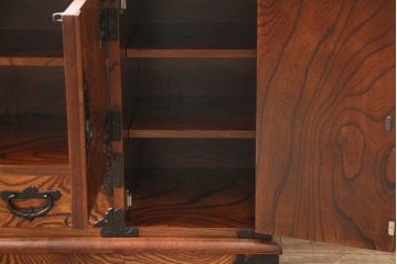 中古　伝統工芸　岩谷堂箪笥　菊幸作　ダイナミックな杢目が一際目を引く収納棚(戸棚、キャビネット、ローボード)(R-051965)