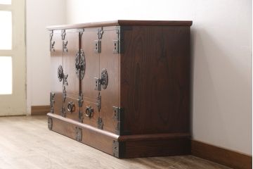 中古　伝統工芸　岩谷堂箪笥　菊幸作　ダイナミックな杢目が一際目を引く収納棚(戸棚、キャビネット、ローボード)(R-051965)