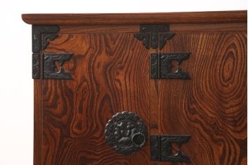 中古　伝統工芸　岩谷堂箪笥　菊幸作　ダイナミックな杢目が一際目を引く収納棚(戸棚、キャビネット、ローボード)(R-051965)
