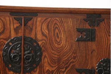 中古　伝統工芸　岩谷堂箪笥　菊幸作　ダイナミックな杢目が一際目を引く収納棚(戸棚、キャビネット、ローボード)(R-051965)