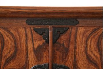 中古　伝統工芸　岩谷堂箪笥　菊幸作　ダイナミックな杢目が一際目を引く収納棚(戸棚、キャビネット、ローボード)(R-051965)