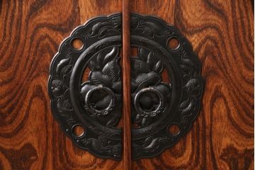 中古　伝統工芸　岩谷堂箪笥　菊幸作　ダイナミックな杢目が一際目を引く収納棚(戸棚、キャビネット、ローボード)(R-051965)