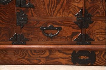 中古　伝統工芸　岩谷堂箪笥　菊幸作　ダイナミックな杢目が一際目を引く収納棚(戸棚、キャビネット、ローボード)(R-051965)