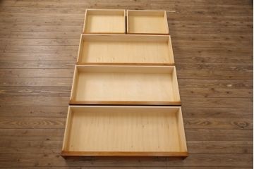 中古　横浜クラシック家具　ダニエル(Daniel)　アーリーアメリカン　木のあたたかみを感じる上品な衣装タンス(引き出し、チェスト、衣装盆、洋服タンス、着物箪笥)(定価約180万円)(R-051967)