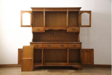 中古　美品　横浜ダニエル(daniel)　イギリスアンティークを彷彿させる佇まいが魅力のカップボード(キャビネット、収納棚、食器棚)(定価約140万円)(R-051968)