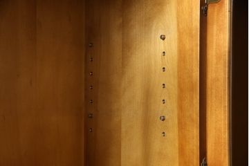 中古　美品　横浜ダニエル(daniel)　イギリスアンティークを彷彿させる佇まいが魅力のカップボード(キャビネット、収納棚、食器棚)(定価約140万円)(R-051968)