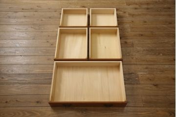中古　美品　横浜ダニエル(daniel)　イギリスアンティークを彷彿させる佇まいが魅力のカップボード(キャビネット、収納棚、食器棚)(定価約140万円)(R-051968)