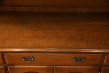中古　美品　横浜ダニエル(daniel)　イギリスアンティークを彷彿させる佇まいが魅力のカップボード(キャビネット、収納棚、食器棚)(定価約140万円)(R-051968)