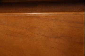 中古　美品　横浜ダニエル(daniel)　イギリスアンティークを彷彿させる佇まいが魅力のカップボード(キャビネット、収納棚、食器棚)(定価約140万円)(R-051968)