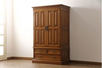 中古　横浜クラシック家具　ダニエル(daniel)　スパニッシュシリーズ　クラシカルな雰囲気が上品なワードローブ(定価約150万円)(洋服タンス、衣装箪笥、引き出し)(R-051980)