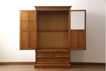 中古　横浜クラシック家具　ダニエル(daniel)　スパニッシュシリーズ　クラシカルな雰囲気が上品なワードローブ(定価約150万円)(洋服タンス、衣装箪笥、引き出し)(R-051980)