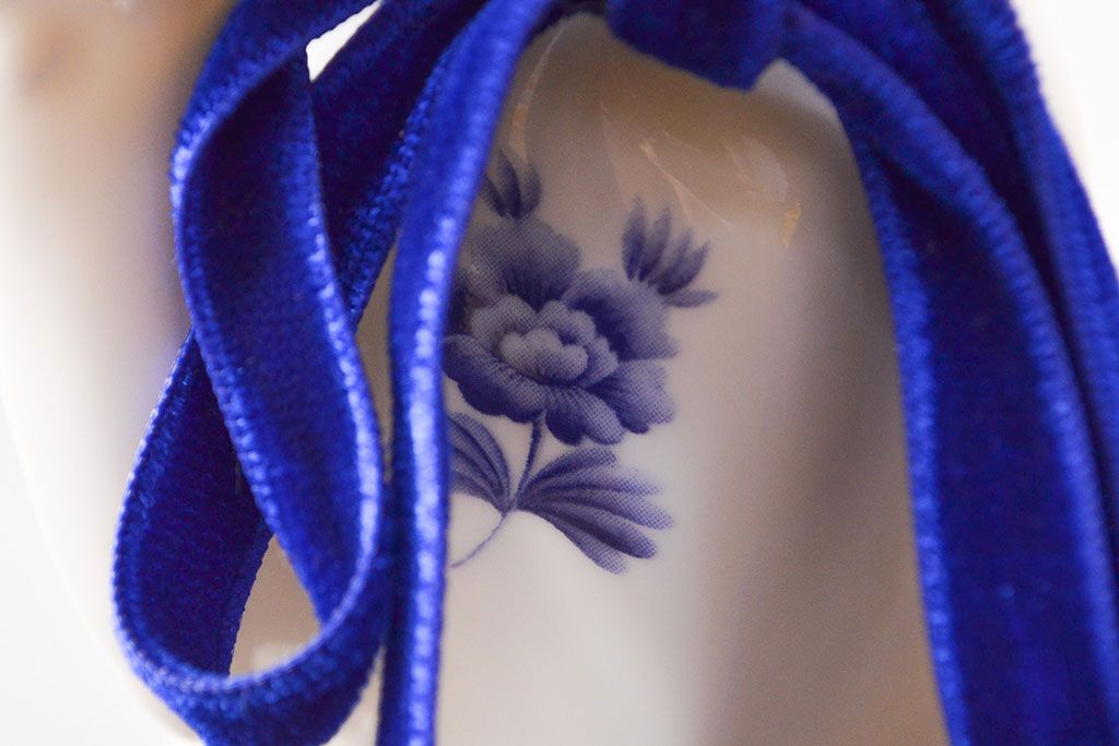 ノリタケ　Noritake　招き猫(中)　青小花　置物(ホームアクセサリー、ディスプレイ、置き物)(R-051981)