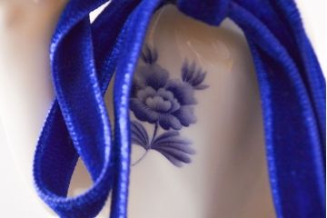 ノリタケ　Noritake　招き猫(中)　青小花　置物(ホームアクセサリー、ディスプレイ、置き物)(R-051981)