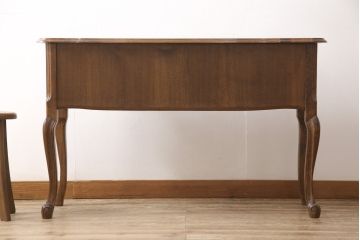 中古　海外輸入家具　ルーマニア製　オーク材　天板のデザインが可愛らしい、エレガントな佇まいが魅力のニーホールデスク(両袖机、在宅ワーク、在宅用ワークデスク)(R-052011)