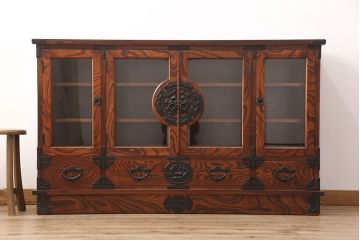 中古　美品　民芸家具　岩谷堂箪笥　牡丹の意匠金具が目を引く和モダンのサイドボード(定価約57万円)(収納棚、ガラス戸棚、キャビネット)(R-052014)